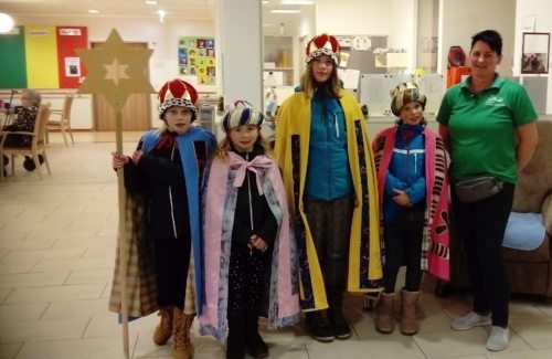 Ulli Wallner, Mitarbeiterin im AVS-Pflegeheim St. Stefan, freute sich über den Besuch der Sternsinger. (Foto Karin Vielgut).