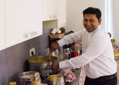 Pater Vijaya Madanu beim Kochen für 45 Personen  (© Foto: Helmut Stefan )