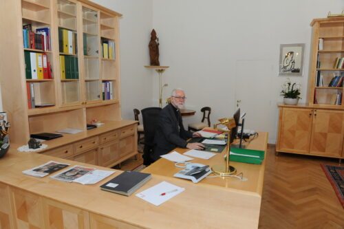 Škof Marketz v delovni sobi (Nedelja/Gotthardt)