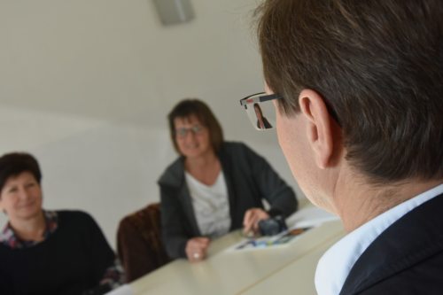 Welche Personenbilder darf ich wie im Pfarrblatt oder auf der Pfarr-Homepage verwenden? Auch das Thema des Info-Abends (© Foto: fotomax) Welche Personenbilder darf ich wie im Pfarrblatt oder auf der Pfarr-Homepage verwenden? Auch das Thema des Info-Abends (© Foto: fotomax)