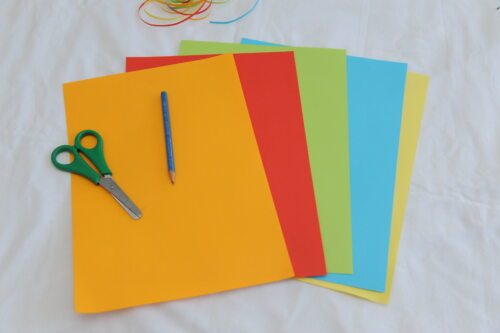 Barvast papir, svinčnik in škarje - te je vse, kar potrebuješ. (Nedelja)