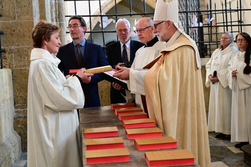 Bildunterschrift (Bildrechte sind zwingend anzugeben!) Bildunterschrift (Bildrechte sind zwingend anzugeben!)