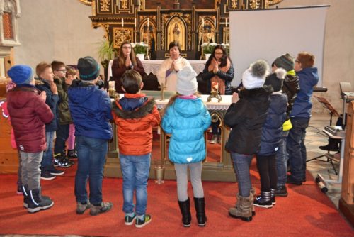 Mit vielen schönen Zeichen und Gesten singen wir immer das “Vater Unser.“ (© Foto: Franziska David.) Mit vielen schönen Zeichen und Gesten singen wir immer das “Vater Unser.“ (© Foto: Franziska David.)