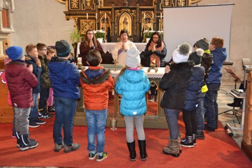 Mit vielen schönen Zeichen und Gesten singen wir immer das “Vater Unser.“ (© Foto: Franziska David.)