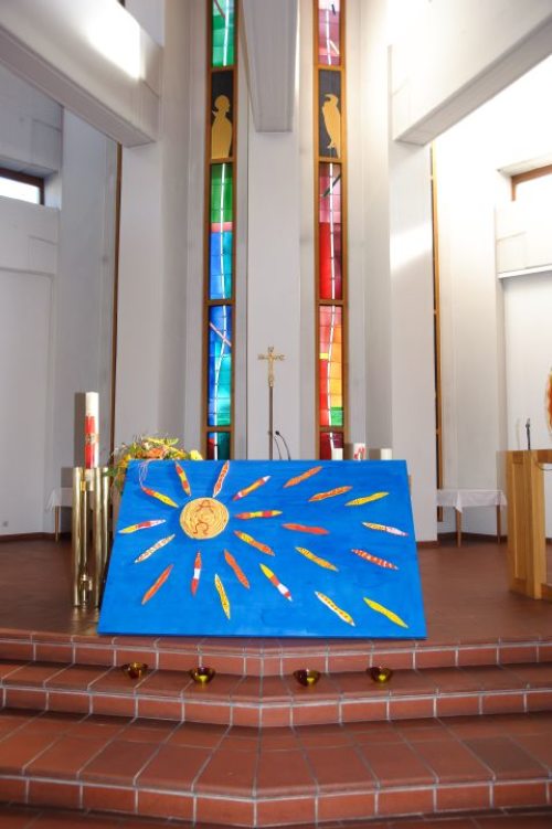 Das Bild zeigt eine Sonne aus Ton, in der Alpha und Omega stehen und 22 Sonnenstrahlen, die die Kinder mit Acrylfarben bemalten. (© Foto: Frau Rosa Turel) Das Bild zeigt eine Sonne aus Ton, in der Alpha und Omega stehen und 22 Sonnenstrahlen, die die Kinder mit Acrylfarben bemalten. (© Foto: Frau Rosa Turel)