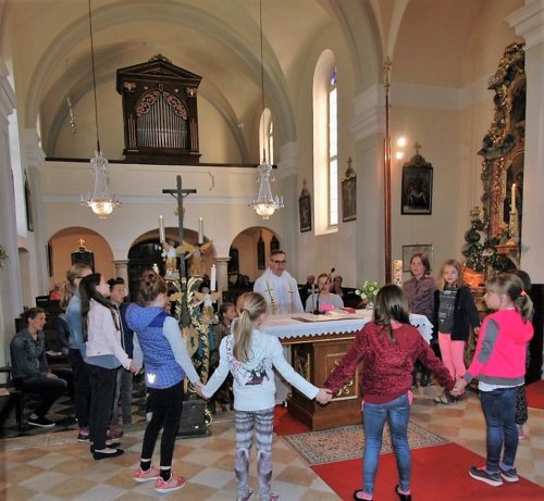 Ein besonderer Moment: Kinder und Jugendliche beten und singen gemeinsam mit Pfarrvorsteher Mag. Michael Golavčnik (© Foto: Gertraud Maurel) Ein besonderer Moment: Kinder und Jugendliche beten und singen gemeinsam mit Pfarrvorsteher Mag. Michael Golavčnik (© Foto: Gertraud Maurel)