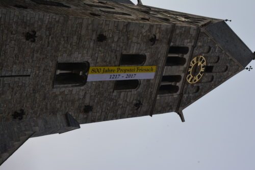 Kirchturm mit Fahne 800 Jahre Propstei Friesach (© Foto: Siegfried Freidl)