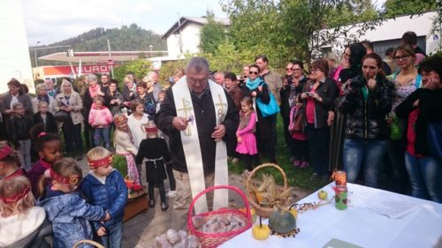 Pfr. Josef Damej segnet die Erntegaben der Kinder. (© Foto: Dr. Christiana Potocnik)