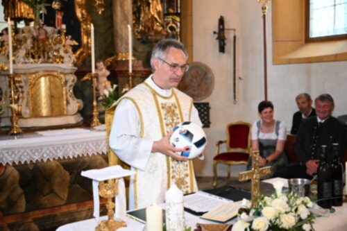 Der kleine Maxi, der gerne Fußball spielt mit seinem Vater, bald kommt er in die U6, wenn er so weiter macht....