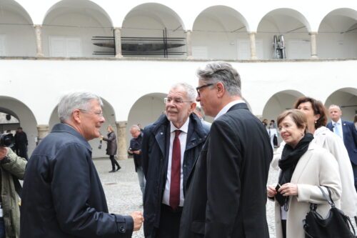 Ob 80-letnici pregona koroških Slovenk in Slovencev sta prireditev počastila s svojim obiskom in s svojimi besedami avstrijski predsednik Alexander Van der Bellen in deželni glavar Peter Kaiser (Nedelja) Ob 80-letnici pregona koroških Slovenk in Slovencev sta prireditev počastila s svojim obiskom in s svojimi besedami avstrijski predsednik Alexander Van der Bellen in deželni glavar Peter Kaiser (Nedelja)