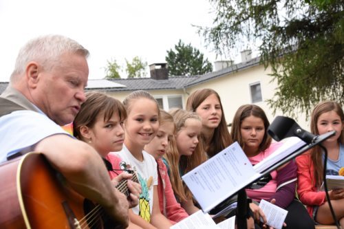 Gemeinsames Singen und Musizieren mit Pfarrer Janez (Foto: G. Mischitz) Gemeinsames Singen und Musizieren mit Pfarrer Janez (Foto: G. Mischitz)