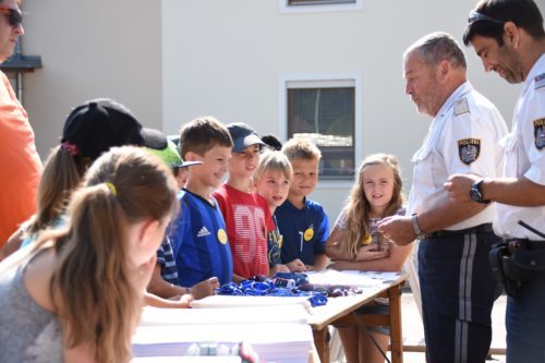 Die Polizei, dein Freund und Helfer (Foto: G. Mischitz)