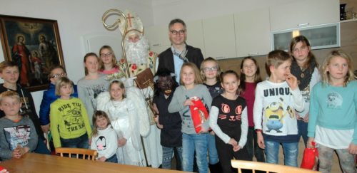 Ministrantin Saskia Skubel (Mitte) freute sich über den Nikolobesuch (© Foto: Pfarrarchiv Neuhaus-Suha)