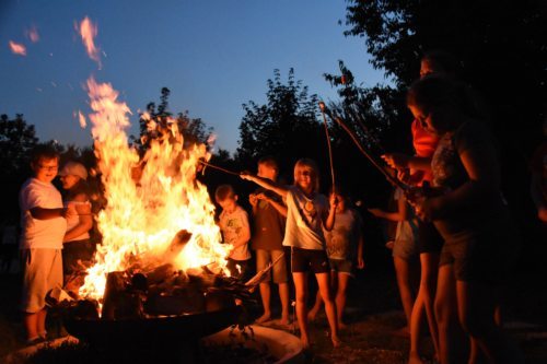 Lagerfeuer mit Liedern (Foto: G. Mischitz)