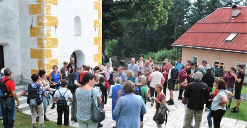 Bewirtung durch die Pfarrgemeinderäte in Strojna (Foto: Pfarrarchiv Neuhaus- Suha) Bewirtung durch die Pfarrgemeinderäte in Strojna (Foto: Pfarrarchiv Neuhaus- Suha)