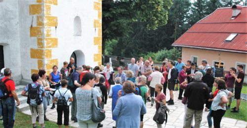 Bewirtung durch die Pfarrgemeinderäte in Strojna&nbsp; &nbsp;(Foto: Pfarrarchiv Neuhaus- Suha)