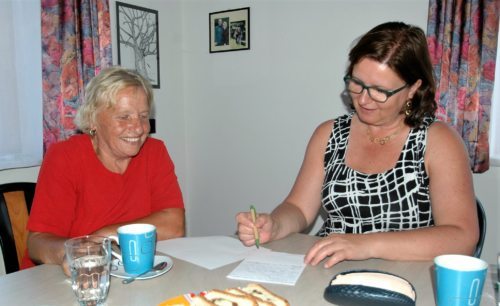 Pfarrgemeinderätin Mag. Maria Mrčela befragte Frau Agnes Srienz (Foto: Pfarrarchiv Neuhaus- Suha) Pfarrgemeinderätin Mag. Maria Mrčela befragte Frau Agnes Srienz (Foto: Pfarrarchiv Neuhaus- Suha)