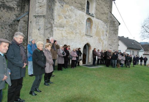 Segnung des Friedhofskreuzes und der Friedhofsmauer (Foto: Gertraud Maurel)