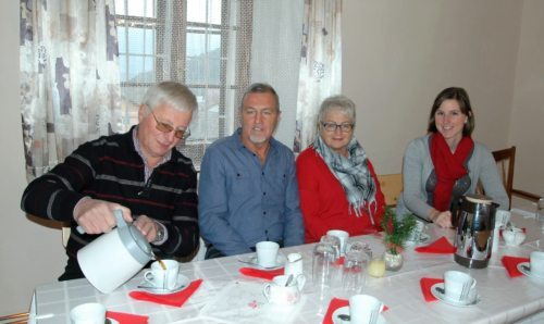 Elmar und Christine Sonderegger aus Vorarlberg in der Mitte mit Bildstockmaler Manfred Probst und Gemeindemitarbeiterin Eva Maria Logar • Gostje iz Predarlske p.d. Zweimüller na Gradičah (Foto: Claudia Kueschnig)