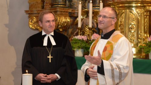 Superintendent Mag. Manfred Sauer und Dechant Mag. Janko Krištof gestalteten in der Pfarrkirche Ludmannsdorf den gemeinsamen ökumenischen Gottesdienst.     (© Foto: Reichmann)