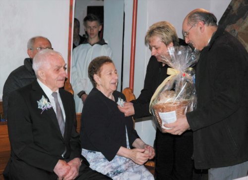 Kirchenchorleiter Bertej Logar gratuliert zum Jubiläum recht herzlich&nbsp; (Foto/slika: Pfarrarchiv Neuhaus-Suha)