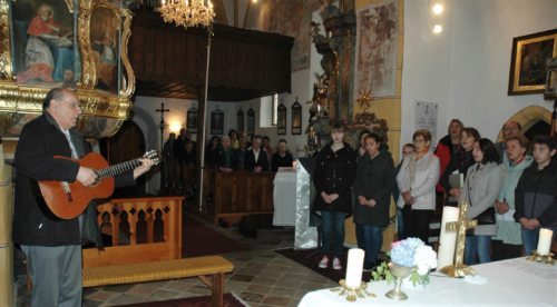 Ein Ständchen für das Jubiläumspaar&nbsp; (Foto/slika: Pfarrarchiv Neuhaus-Suha)