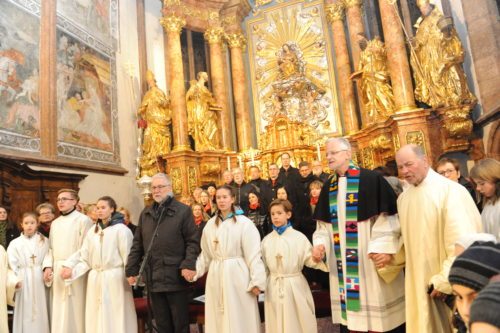 Otroci so se s škofom Marketzem zbrali okrog oltarja in molili očenaš (Gotthardt)
