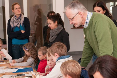 Pfarrer Josef-Klaus Donko unterstützt die Kinder beim basteln, (© Foto: gezanetwork.com)