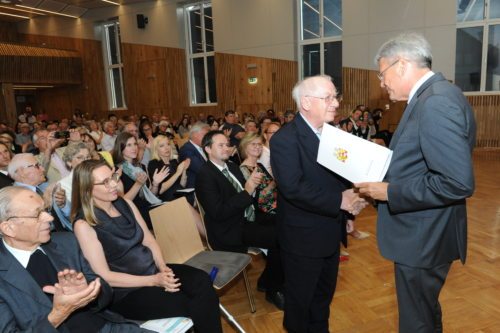 Deželni glavar Peter Kaiser predaja častno listino Pavlu Apovniku (Gotthardt) Deželni glavar Peter Kaiser predaja častno listino Pavlu Apovniku (Gotthardt)