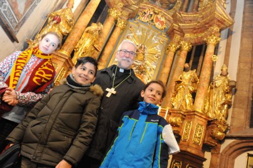 Otroci so škofu Marketzu sami izdelali križ (Gotthardt)