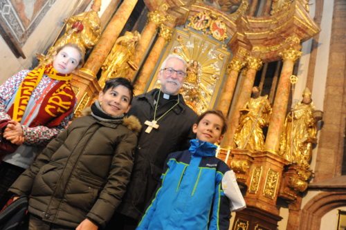 Otroci so škofu Marketzu sami izdelali križ (Gotthardt) Otroci so škofu Marketzu sami izdelali križ (Gotthardt)