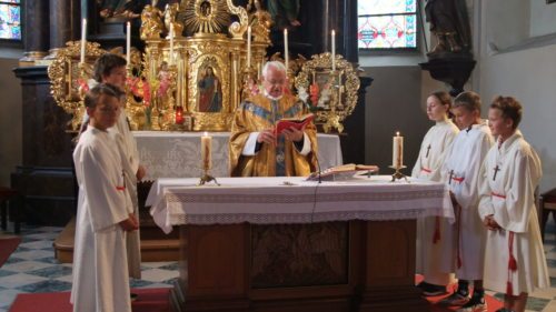 Pfarrer Ignaz Weyerer beim Festgottesdienst (© Foto: Pfarre Paternion)