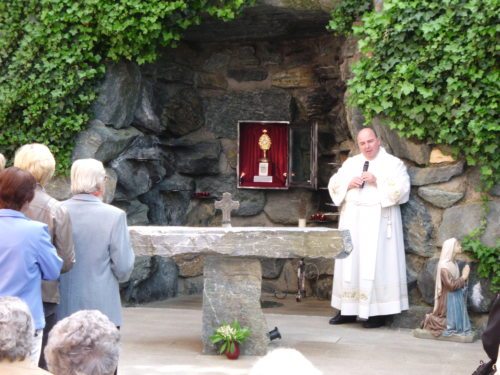 Pfarrer Brei beim Segen in der Lourdes-Mariengrotte (© Foto: Maria Traußnig) Pfarrer Brei beim Segen in der Lourdes-Mariengrotte (© Foto: Maria Traußnig)