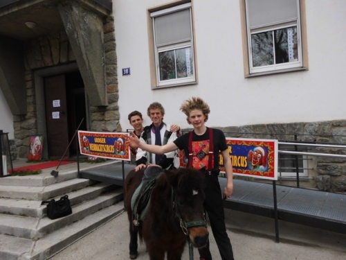Die Organisatoren Dimitri, Unterlercher und Leon mit Pony (© Foto: Würschl)
