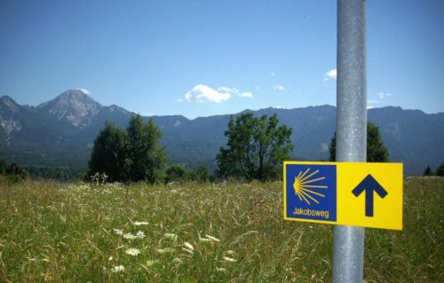 Jakobswegweiser mit Blick auf den Mittagskogel (Mag. Roland Stadler)