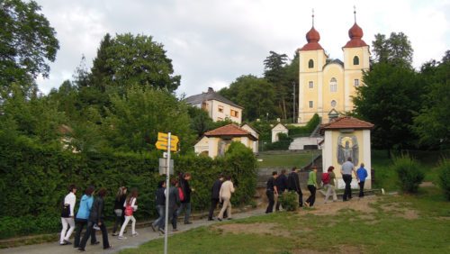 DIe Pilgerschar des Diözesanhauses am Fuße des Klagenfurter Kreuzbergls (© Foto: KH Kronawetter - Internetredaktion)