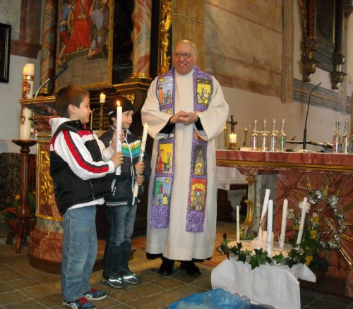 Herr Pfarrer Gfrerer mit seinen Erstkommunikanten (© Foto: Sabine Reichhalter)