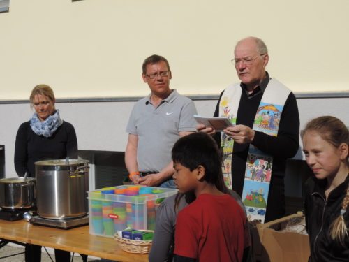 Dechant Engelbert Hofer bei der Segnung der Fastensuppe (© Foto: VS St. Johann)