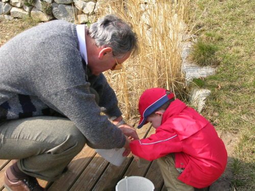 Opa und Enkel entdecken etwas... (© Foto: R. Ettel)