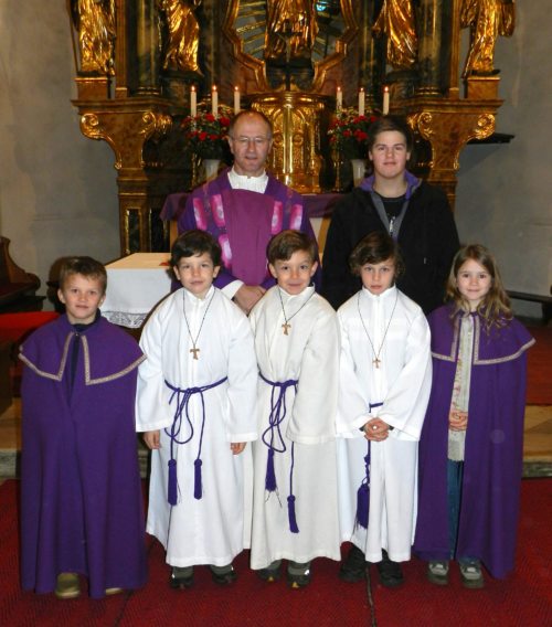 Die neuen Ministranten mit Pfarrer Janko Krištof von links Marijan Ogris-Martič, Jan Ogris-Martič, Loukas Mazaris, Philippos Mazaris, Linda Wallenta / Novi ministranti z župnikom Jankom Krištofom (© Foto: Reichmann)