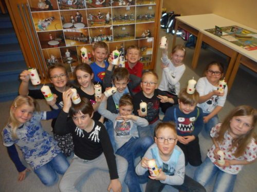 bunte Kerzen schmücken die Schule - pisane sveče krasijo šolo (© Foto: slike: ea) bunte Kerzen schmücken die Schule - pisane sveče krasijo šolo (© Foto: slike: ea)