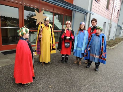Unsere Sternsinger auf dem Weg zu den Wohnblöcken. (© Foto: Edith Korak)
