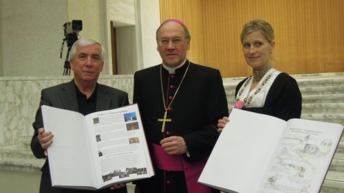 Bischof Schwarz, Stefan Lesjak(Pfarre Eberndorf) und Kathrin Schwaiger (Pfarre Kirchberg in Tirol) mit den Büchern der Apostelgeschichten vor der Übergabe an Papst Benedikt XVI. (© Foto: fotogard)