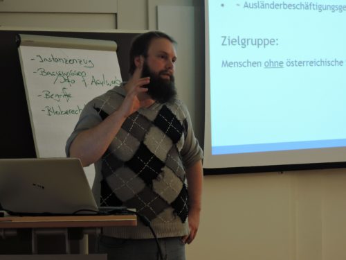 Marcel Leuschner von der Diakonie Kärnten referierte zum Thema „Fremdenrecht für Einsteiger/innen“ (© Foto: Daniela Miklautz) Marcel Leuschner von der Diakonie Kärnten referierte zum Thema „Fremdenrecht für Einsteiger/innen“ (© Foto: Daniela Miklautz)