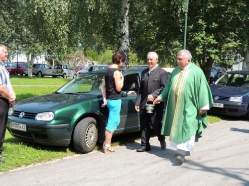 Viele Leute sind mir ihren Fahrzeugen zur Segnung gekommen. (© Foto: Hermine Sereinig) Viele Leute sind mir ihren Fahrzeugen zur Segnung gekommen. (© Foto: Hermine Sereinig)
