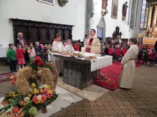 Propst Zagorowski und die Kindergartenkinder, die sich um den Altar versammelten (© Foto: Pfarre Friesach)