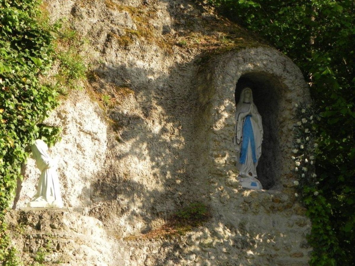 MaiAndacht bei der Lourdesgrotte