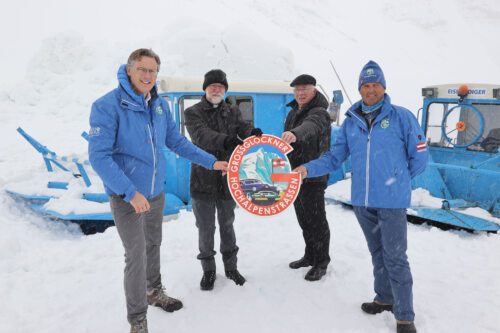 Der Salzburger Erzbischof Franz Lackner (2.v.r ) und der Kärntner Bischof Josef Marketz mit Mitarbeitern der Großglockner-Hochalpenstraße AG (Foto: GrohAG - Neumayr - grossglockner.at)