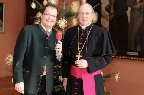 Bischof Schwarz (im Bild mit Arnulf Prasch) spricht in Radio und Fernsehen zum Thema „Weihnachten“. (© Foto: ORF/Lobitzer) Bischof Schwarz (im Bild mit Arnulf Prasch) spricht in Radio und Fernsehen zum Thema „Weihnachten“. (© Foto: ORF/Lobitzer)