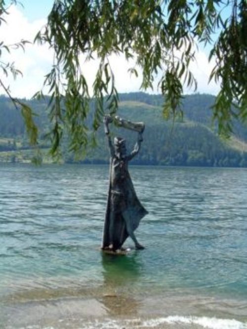 Die Statue des Hl. Domitians im See (© Foto: Referat P&R)